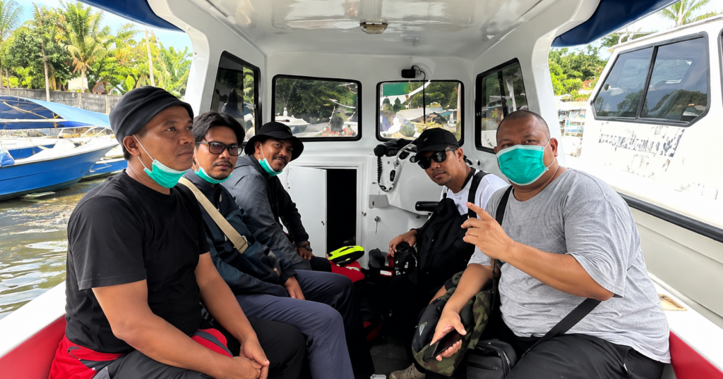 Sejumlah orang berada di dalam kendaraan saat proses penanganan di lapangan