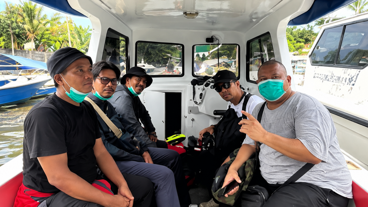 Sejumlah orang berada di dalam kendaraan saat proses penanganan di lapangan