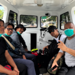 Sejumlah orang berada di dalam kendaraan saat proses penanganan di lapangan