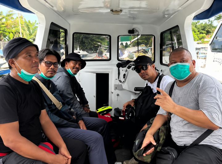 Sejumlah orang berada di dalam kendaraan saat proses penanganan di lapangan