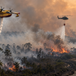 Pesawat dan helikopter melakukan pemadaman karhutla dari udara di Indonesia